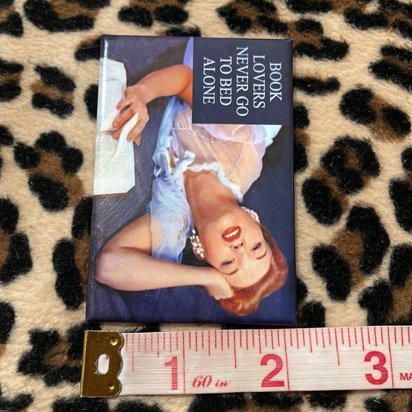 2012 Book Lovers Never Go To Bed Alone Fridge Magnet Wine Funny Library Kitsch - Picture 3 of 13